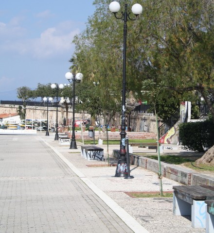 Έφτιαξαν τις λάμπες στο κρηπίδωμα