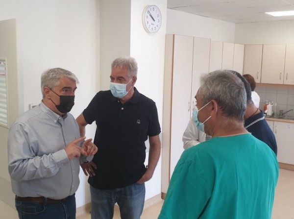 Παρών και ο Σίμος Κεδίκογλου στους εμβολιασμούς από κινητή μονάδα στη Βόρειο Εύβοια