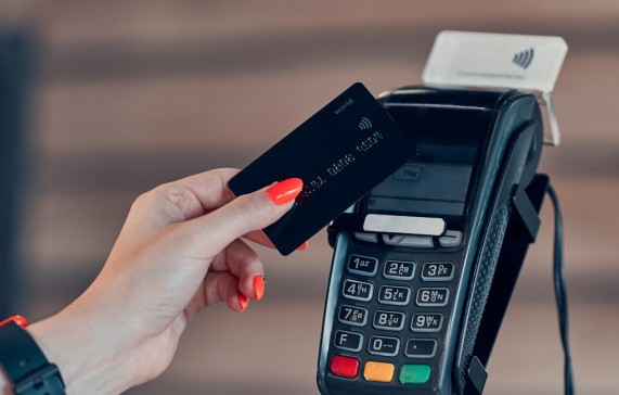 ΧΑΛΚΙΔΑ: Γυναίκα έκανε αγορές από καταστήματα της πόλης με κλεμμένες τραπεζικές κάρτες