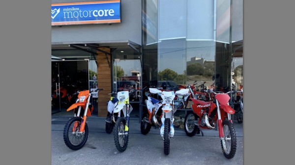 ΑΡΤΑΚΗ: Θρασύτατη κλοπή μοτοσικλετών από το κατάστημα του Μιχάλη Μιμίκου