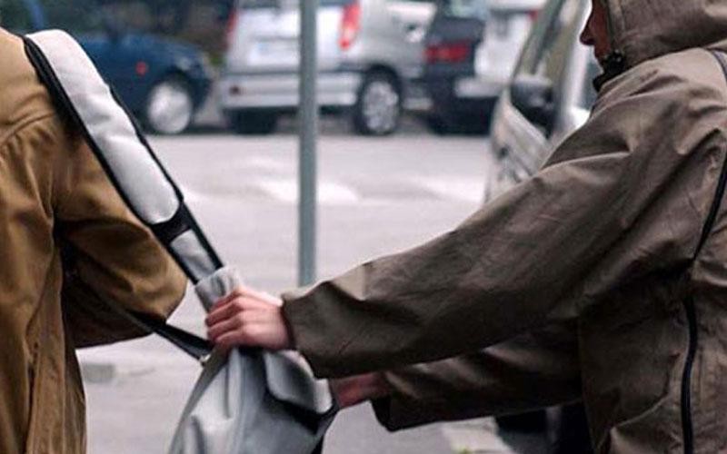 Μάνα και γιος πήγαν να βουτήξουν την τσάντα 83χρονης στο δρόμο