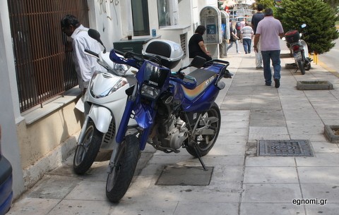 Οι μηχανόβιοι έκαναν ... τσιφλίκι τους τα πεζοδρόμια της οδού Παπαναστασίου