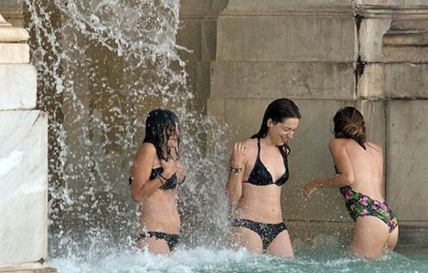 Σάλος με τουρίστριες που βούτηξαν σε ιστορικό συντριβάνι