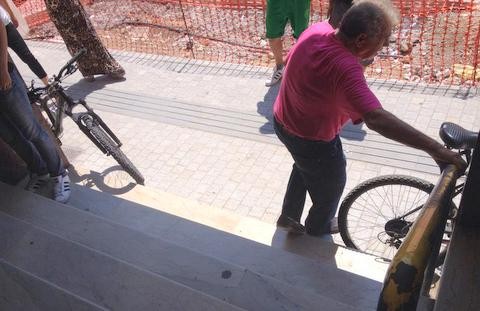 Παρκάρουν τα ποδήλατα μπροστά στην είσοδο του Ταχυδρομείου