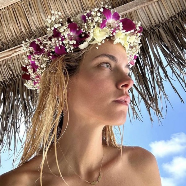 Δούκισσα Νομικού: Έκανε στέμμα το μαγιάτικο στεφάνι και τα likes έπεσαν βροχή στα Μέσα Κοινωνικής Δικτύωσης