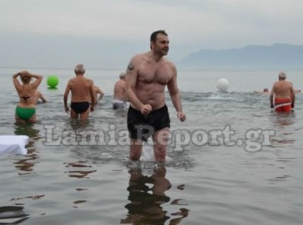 Ο Απόστολος Γκλέτσος βούτηξε στη θάλασσα με το εσώρουχο (VIDEO)