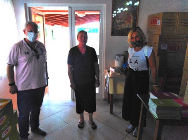 Οι δάσκαλοι της Χαλκίδας πρόσφεραν τετράδια στους μαθητές στο Μπούρτζι