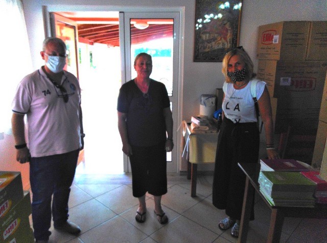 Οι δάσκαλοι της Χαλκίδας πρόσφεραν τετράδια στους μαθητές στο Μπούρτζι