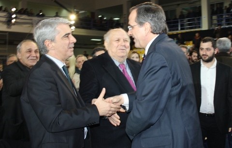 Χειραψία με τον Σαμαρά υπό το βλέμμα του Γιάννη Σπανού