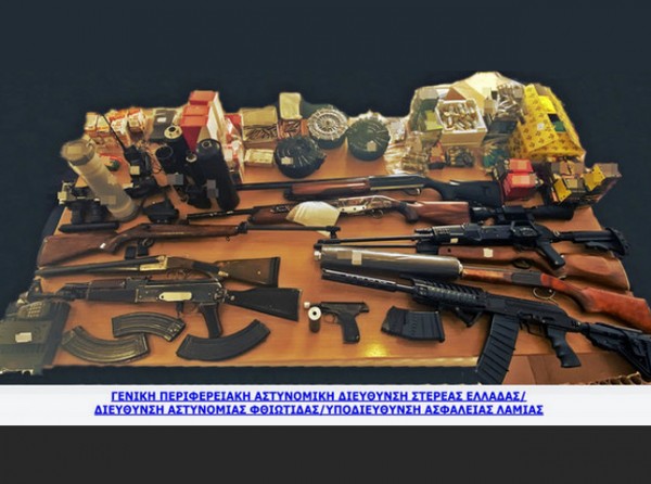 ΦΘΙΩΤΙΔΑ: Βρέθηκε οπλοστάσιο με όπλα και πυρομαχικά στο σπίτι Έλληνα (PHOTO)