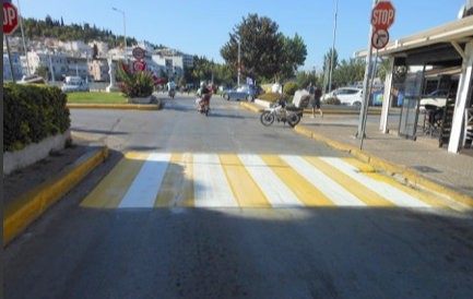 ΧΑΛΚΙΔΑ: Ο Δήμος βάφει τις διαβάσεις πεζών με καλύτερα υλικά