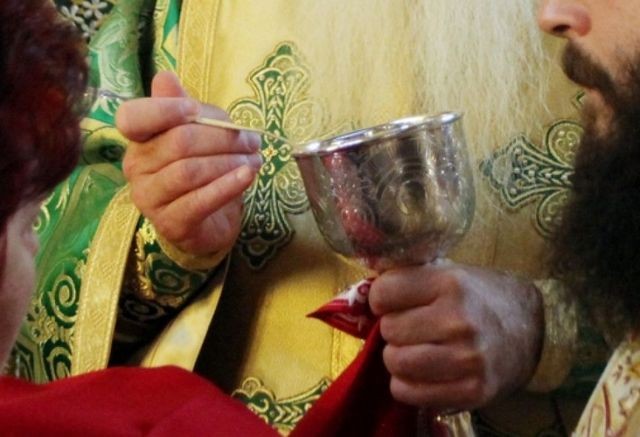 Άφαντος ο ιερέας που κοινωνούσε σε εκκλησία στο Κουκάκι