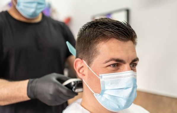 Πρόστιμο 3000 ευρώ και 40 μέρες φυλακή επειδή κούρευε φίλο του στην πυλωτή