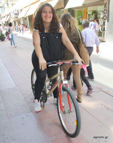Με τη τσάντα κρεμασμένη στο λαιμό