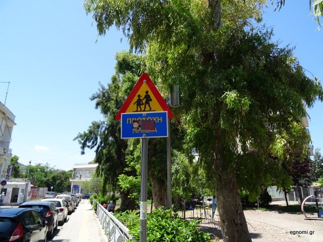 ΧΑΛΚΙΔΑ: Αυτοκόλλητα συνεχίζουν να κρύβουν τις πινακίδες σήμανσης