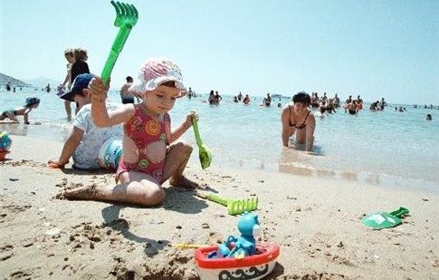Παιδιά τα κουβαδάκια σας και σε άλλη παραλία