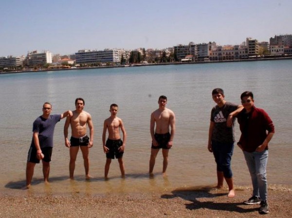 Η πρώτη βουτιά της σαιζόν έγινε στα …τρελά νερά της Χαλκίδας