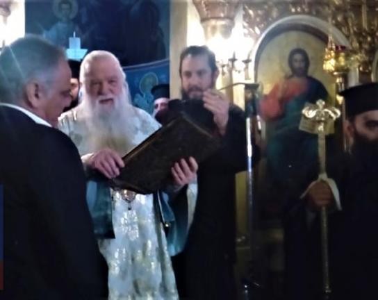 Ο υπουργός Εσωτερικών Πάνος Σκουρλέτης αρνήθηκε να φιλήσει το Ευαγγέλιο (VIDEO)