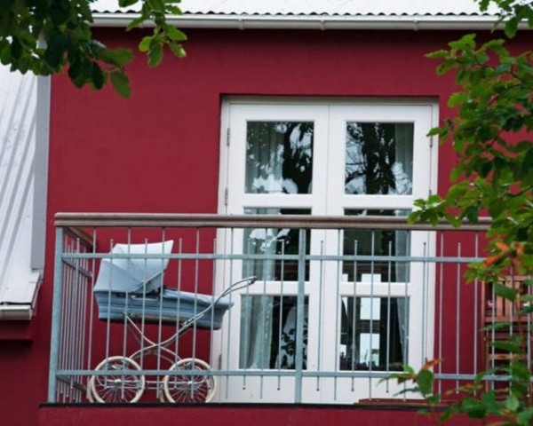 Άφησαν βρέφος 7 μηνών στο μπαλκόνι για πέντε ώρες και πέθανε από το κρύο