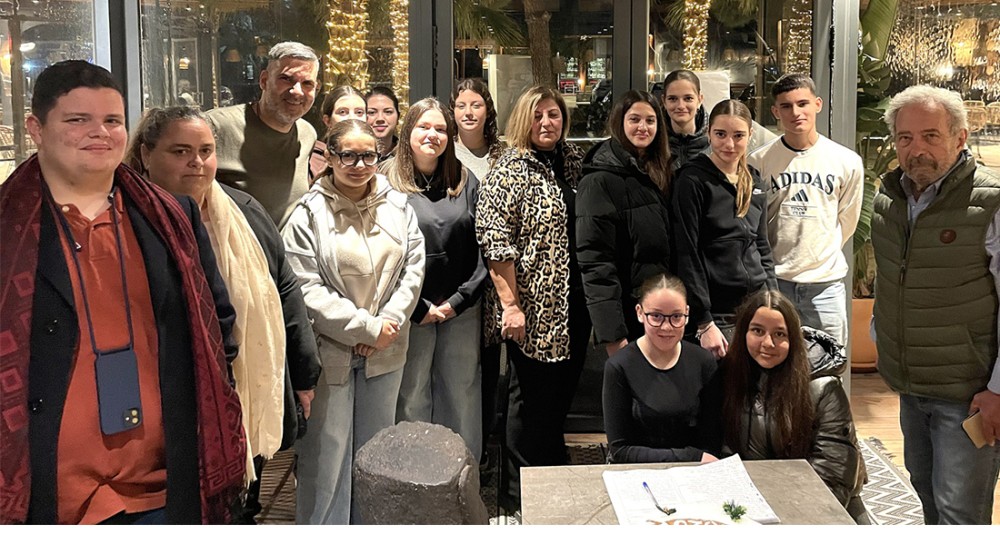 ΕΡΕΤΡΙΑ: Έψαλαν τα κάλαντα και άκουσαν καλά μαντάτα