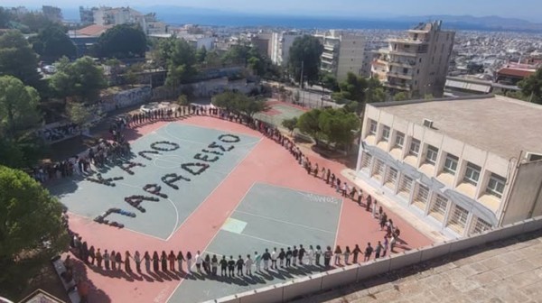 Εγραψαν ...καλό παράδεισο με τις τσάντες τους - Συγκινητικός αποχαιρετισμός μαθητών στη διευθύντρια του σχολείου