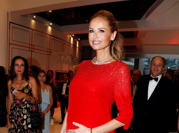 Λαμπερή και με το χέρι στην κοιλίτσα της η Adriana Sklenarikova