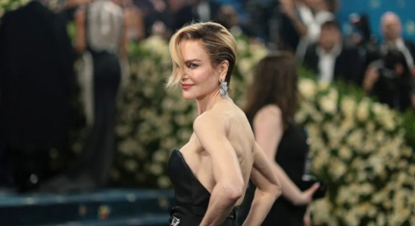 NICOLE KIDMAN: Με τολμηρό look στο κόκκινο χαλί του Μet Gala