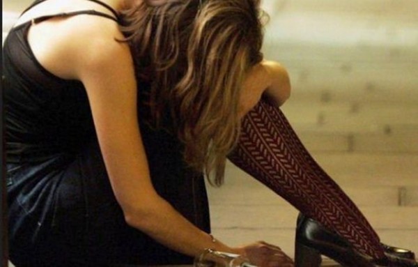 Nεαρή γυναίκα καταγγέλλει: «Με βίασαν τα αδέλφια μου»