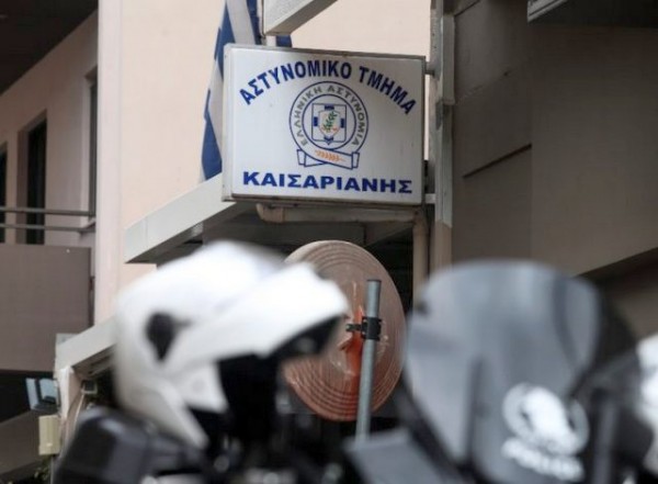 Η στιγμή της επίθεσης με μολότοφ στο Αστυνομικό Τμήμα Καισαριανής (VIDEO)