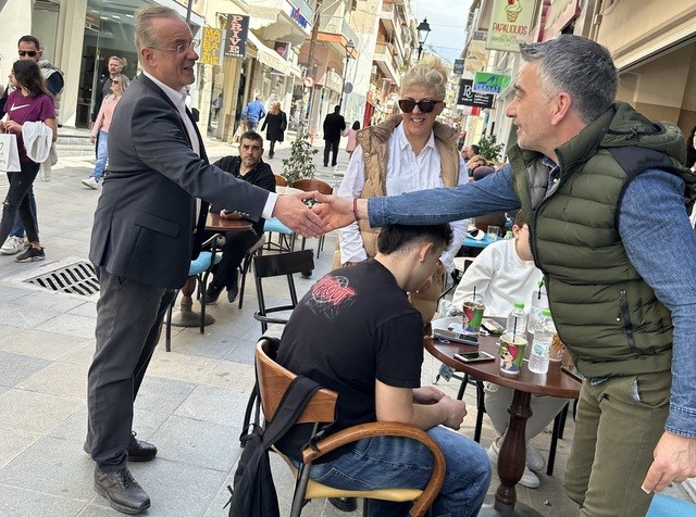 ΧΑΛΚΙΔΑ: Ο Ζεμπίλης μετά την εκκλησία μοίρασε ευχές