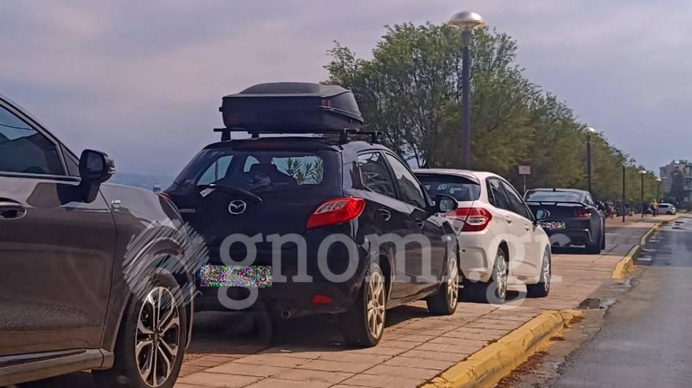 ΠΑΡΑΛΙΑ ΛΕΥΚΑΝΤΙ: Το πεζοδρόμιο γέμισε αυτοκίνητα!