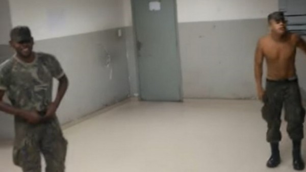 Ο λοχίας τους έπιασε στα ...πράσα (VIDEO)