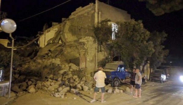 Διασώστες βγάζουν ζωντανό από τα χαλάσματα σπιτιού ένα μωράκι 7 μηνών (Video)