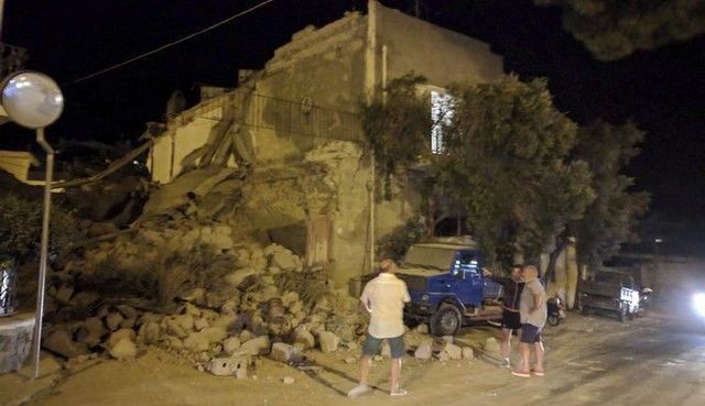 Διασώστες βγάζουν ζωντανό από τα χαλάσματα σπιτιού ένα μωράκι 7 μηνών (Video)