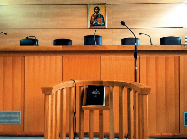 Το Ειρηνοδικείο Θεσσαλονίκης έκρινε αντισυνταγματική την κατάργηση δώρων και επιδόματος