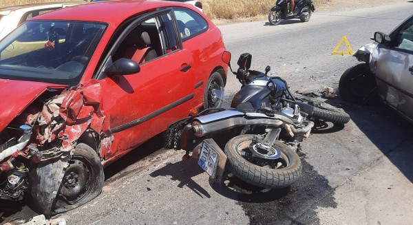 ΔΥΟ ΒΟΥΝΑ ΑΡΤΑΚΗΣ: Τρομακτικό ατύχημα με δύο αυτοκίνητα και μοτοσικλέτα (φωτό)