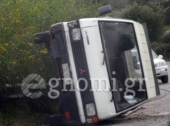 ΑΛΙΒΕΡΙ: Aυτοκίνητο τούμπαρε στην άκρη του δρόμου