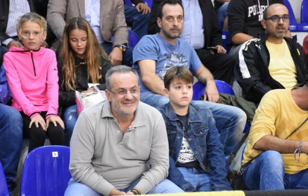 Με την καλύτερη παρέα στο γήπεδο ο Θανάσης Ζεμπίλης