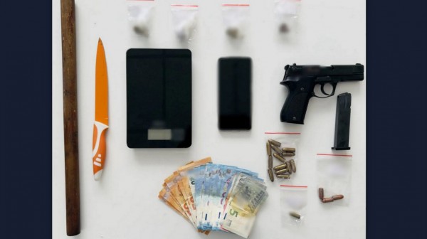 ΣΤΕΡΕΑ ΕΛΛΑΔΑ: Συνελήφθη Έλληνας με ναρκωτικά, πιστόλι, μαχαίρι και ρόπαλο (φωτό)
