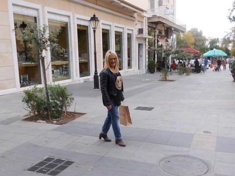 Χαμογελάει και η μπλούζα της