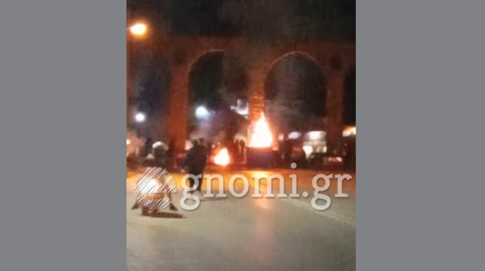 ΚΑΜΑΡΕΣ-ΧΑΛΚΙΔΑ: Οι ΡΟΜΑ έβαλαν φωτιές και έκλεισαν τον δρόμο (VIDEO)