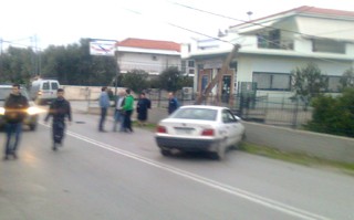 XAΛKIΔA: BMW ...έφαγε κολώνα της ΔEH