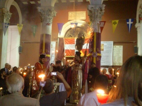 Ο παπάς πέταγε βεγγαλικά την ώρα της Ανάστασης (VIDEO)