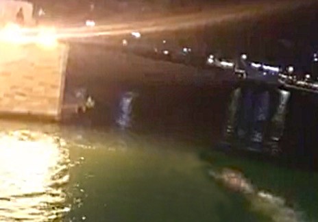 Η στιγμή που ο νεαρός άνδρας βουτάει στη θάλασσα με ανοιχτή τη Γέφυρα του Ευρίπου (video)