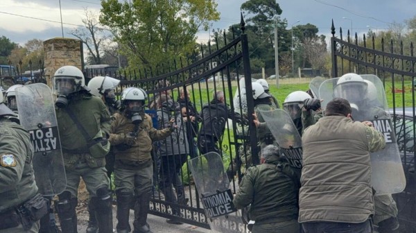 Ξύλο ανάμεσα σε ΜΑΤ και αγρότες που θέλησαν να κλείσουν την είσοδο στο αεροδρόμιο Μακεδονία (VIDEO)
