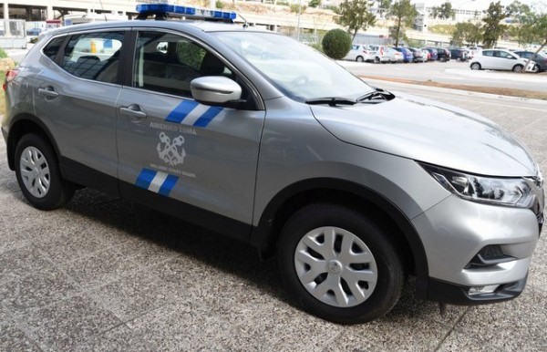 ΑΛΙΒΕΡΙ: Αυτοκίνητο έπεσε στη θάλασσα στην περιοχή του Καράβου