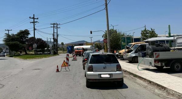 ΧΑΛΚΙΔΑ: Μεγάλες ουρές αυτοκινήτων στην οδό Ληλαντίων