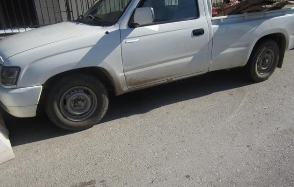 Φόρτωσαν τις ράγες του τρένου στο φορτηγάκι