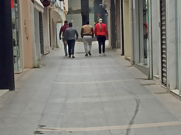 ΚΑΤΑΓΓΕΛΙΑ: Πρόσφυγες σουλατσάρουν ανενόχλητοι στη Χαλκίδα ανά ομάδες