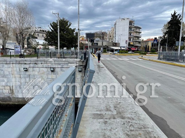 ΓΕΦΥΡΑ ΕΥΡΙΠΟΥ ΧΑΛΚΙΔΑ: Κίνδυνος για τους πεζούς από τα ξεχαρβαλωμένα κάγκελα
